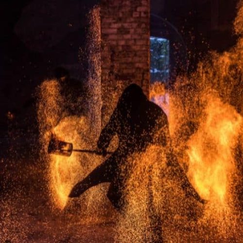 Mystischer Feuerartist steht in Funkenhagel